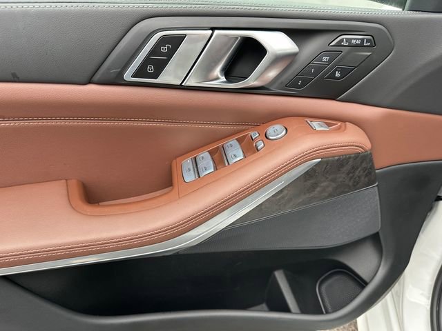 Vehicle image 25 of 34