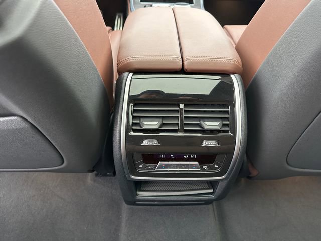 Vehicle image 21 of 34