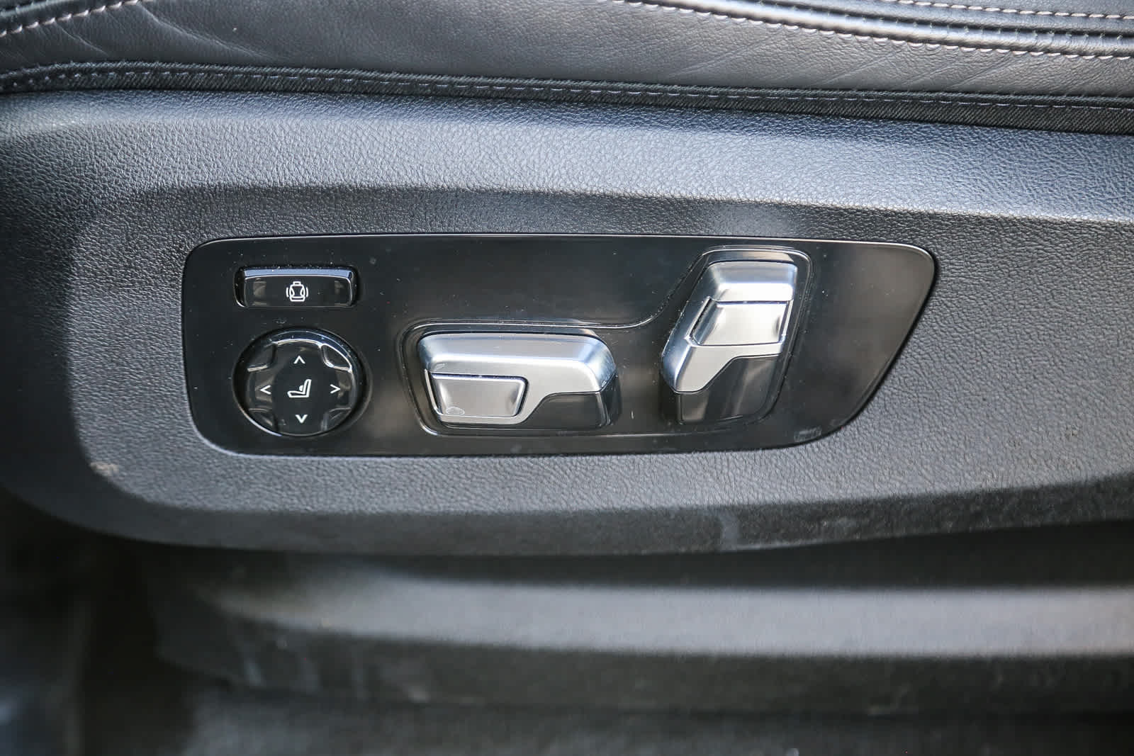 Vehicle image 19 of 24