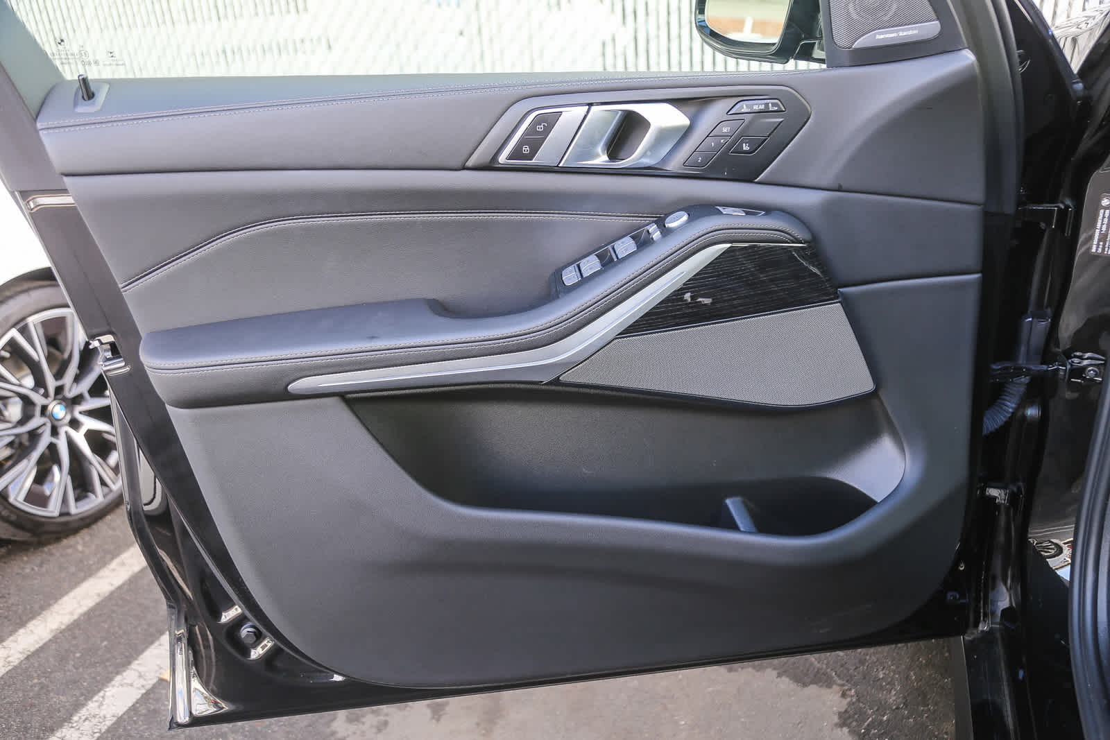Vehicle image 18 of 24