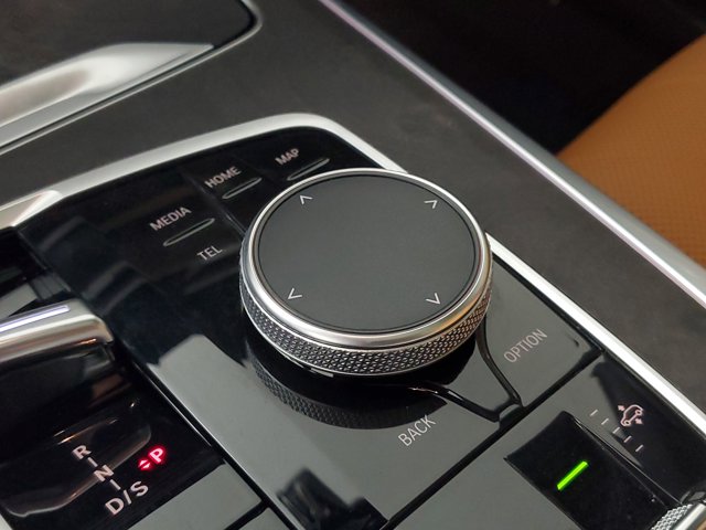 Vehicle image 21 of 25