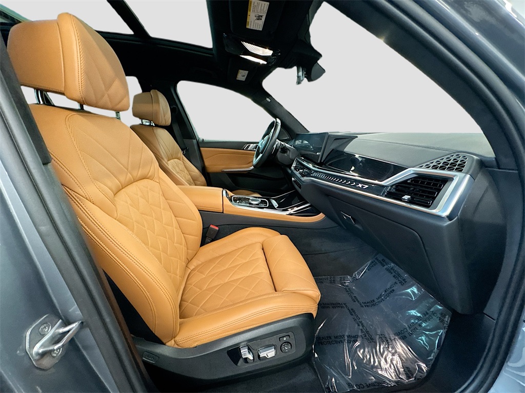 Vehicle image 14 of 34
