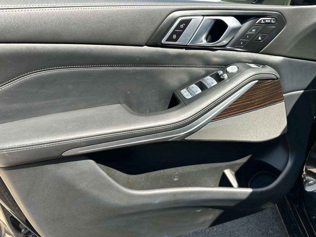 Vehicle image 26 of 29