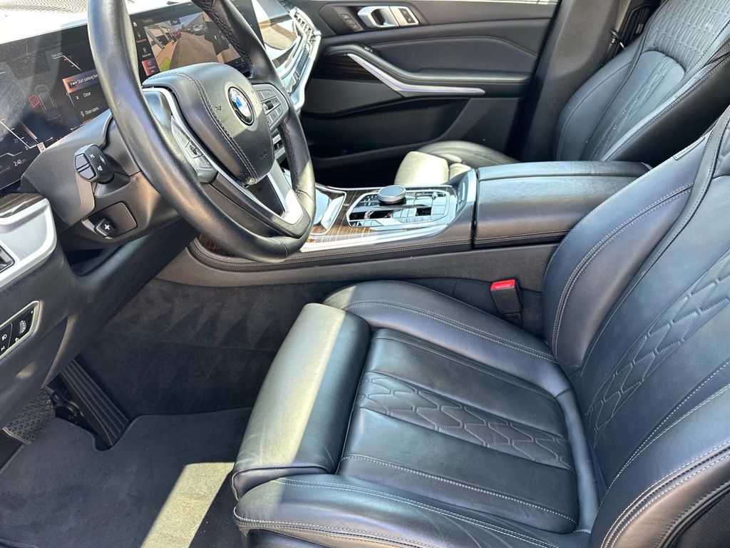 Vehicle image 25 of 29