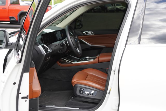 Vehicle image 15 of 28