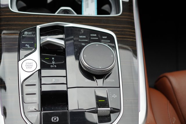 Vehicle image 21 of 28
