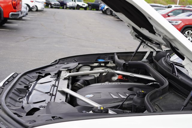 Vehicle image 27 of 28