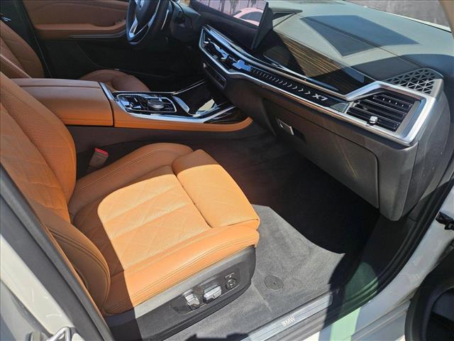 Vehicle image 21 of 25