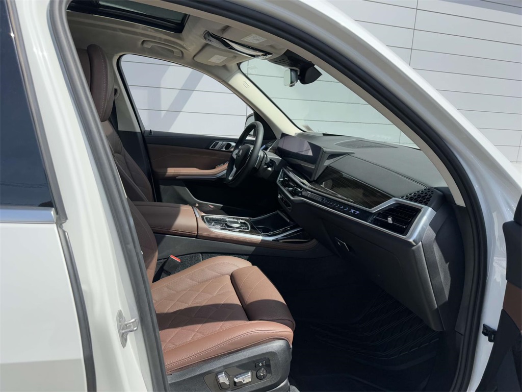 Vehicle image 7 of 21