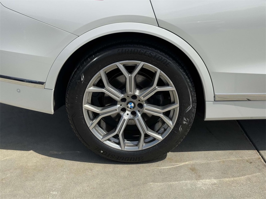 Vehicle image 10 of 21