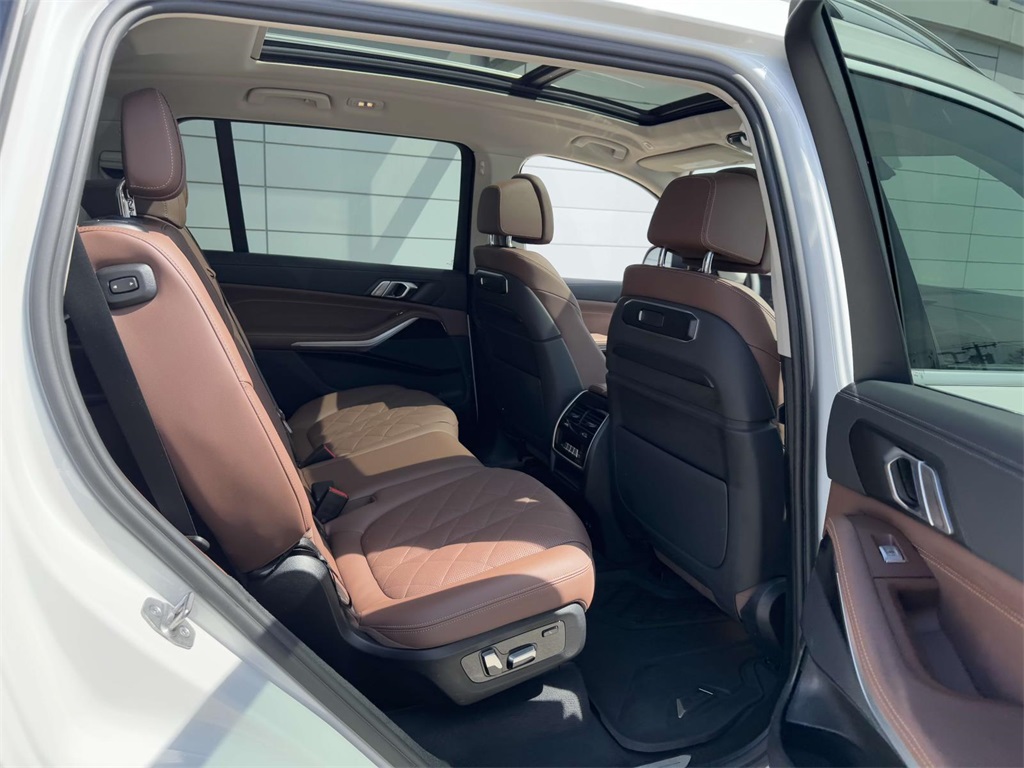 Vehicle image 8 of 21