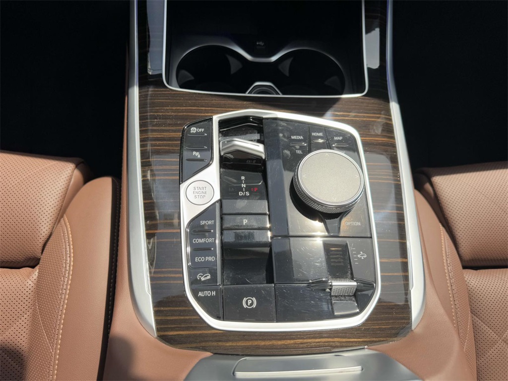 Vehicle image 17 of 21