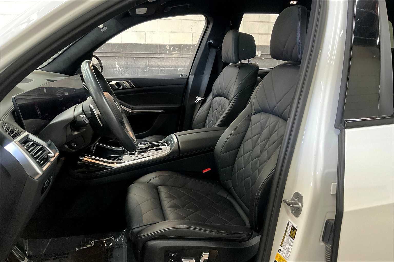 Vehicle image 25 of 35