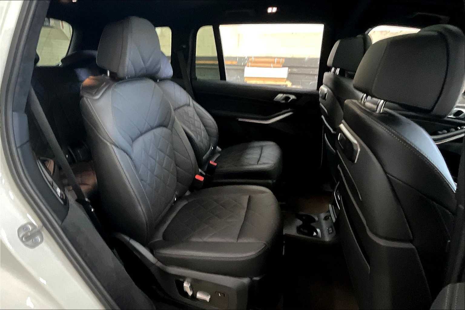 Vehicle image 27 of 35