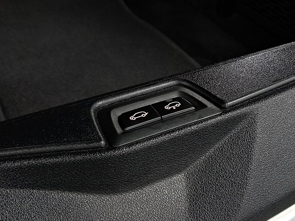 Vehicle image 77 of 83