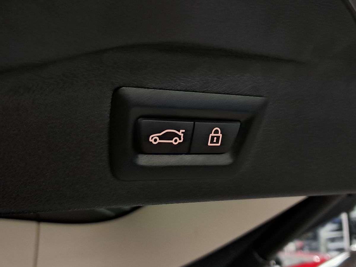 Vehicle image 76 of 83
