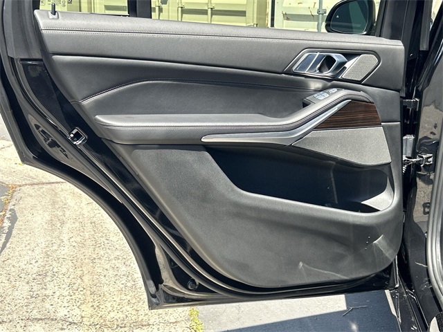 Vehicle image 31 of 39