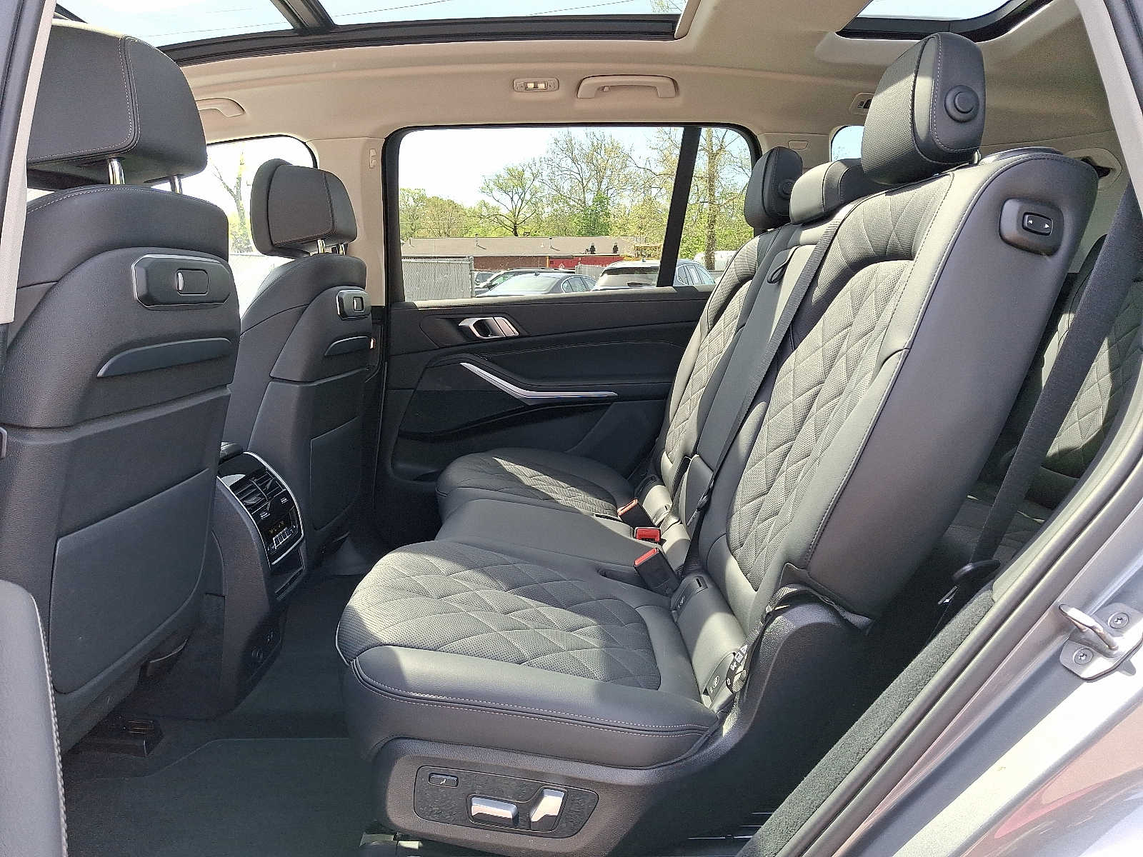 Vehicle image 10 of 32