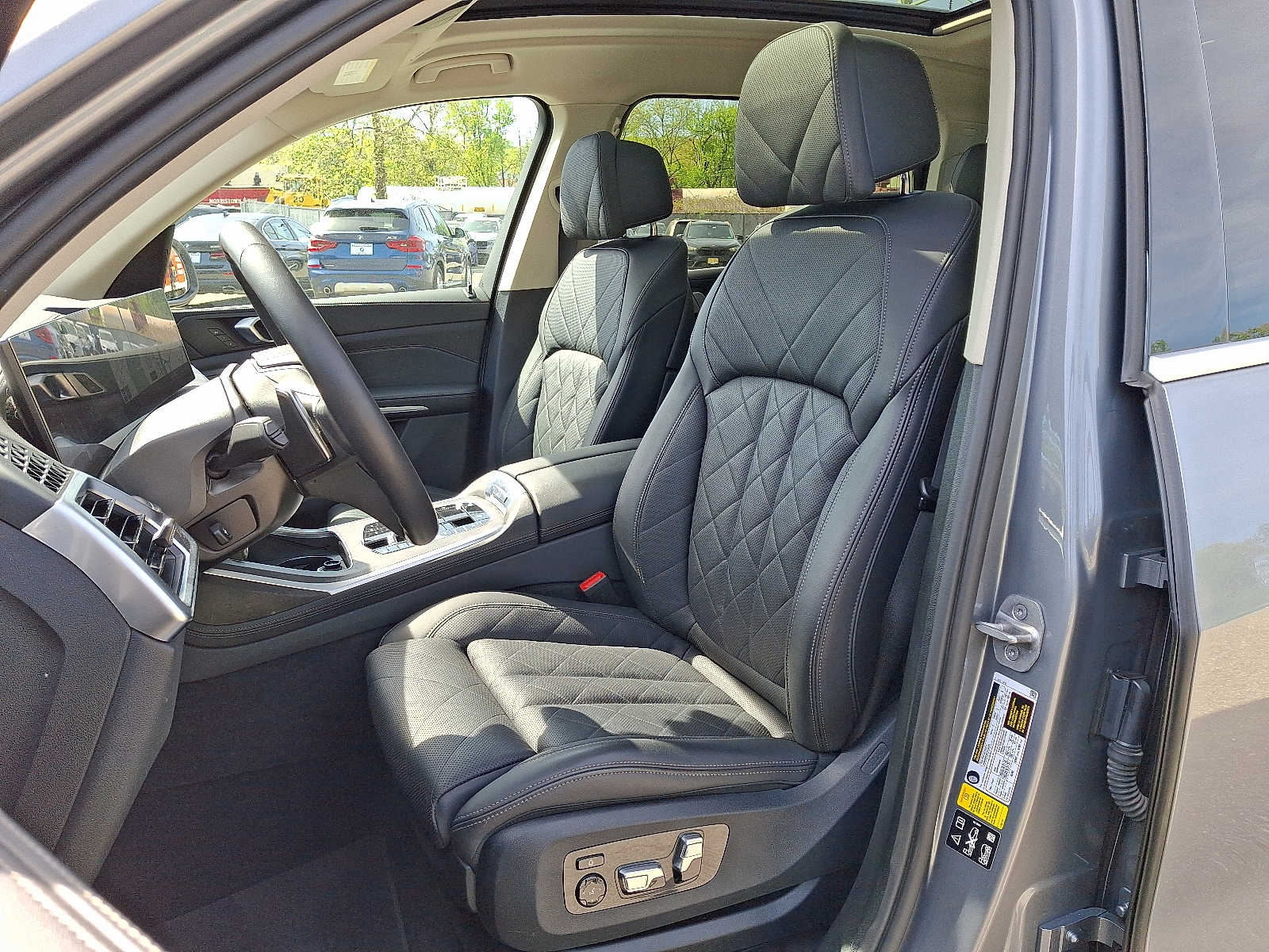 Vehicle image 15 of 32