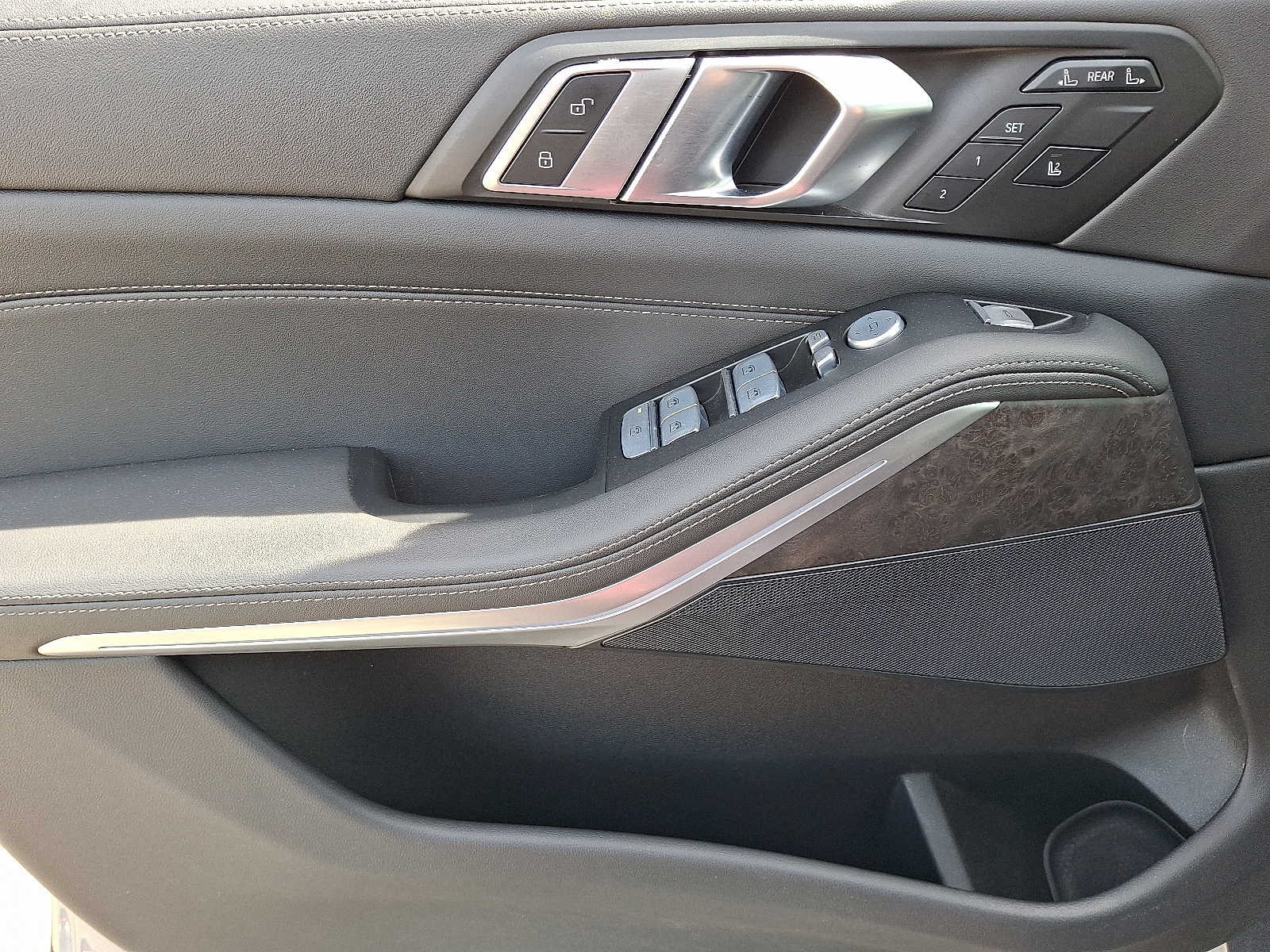 Vehicle image 14 of 32