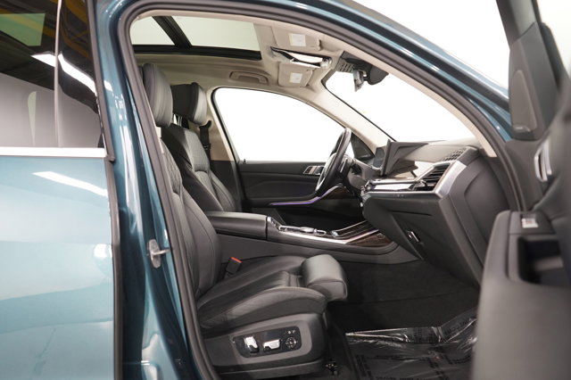 Vehicle image 10 of 35