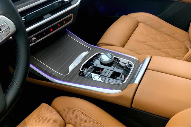 Vehicle image 23 of 33