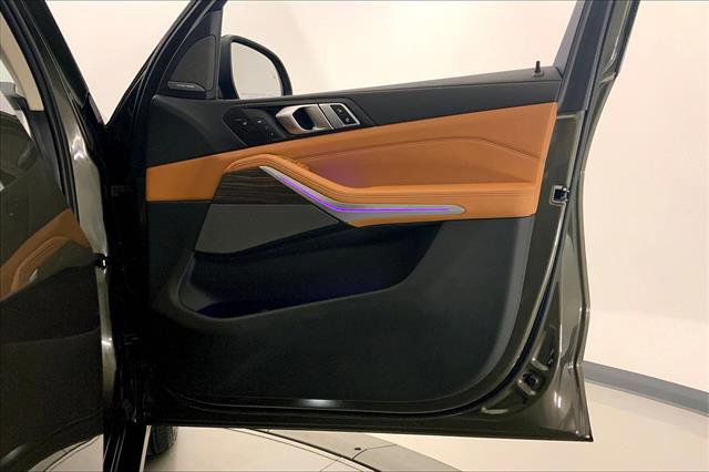 Vehicle image 26 of 33