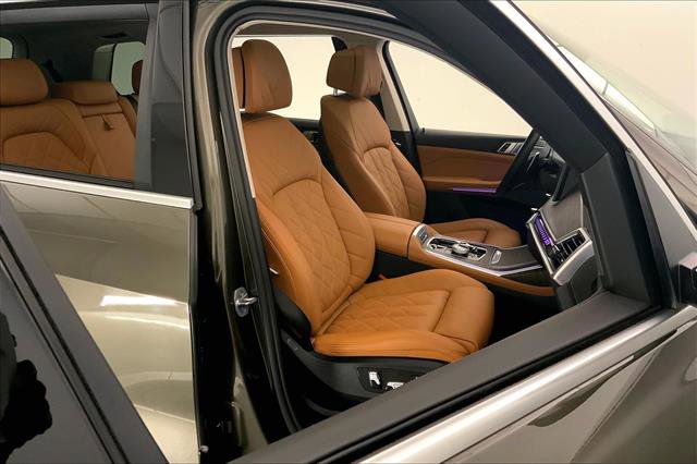 Vehicle image 10 of 33