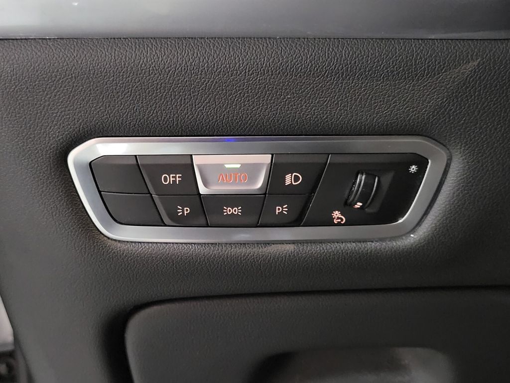 Vehicle image 28 of 35