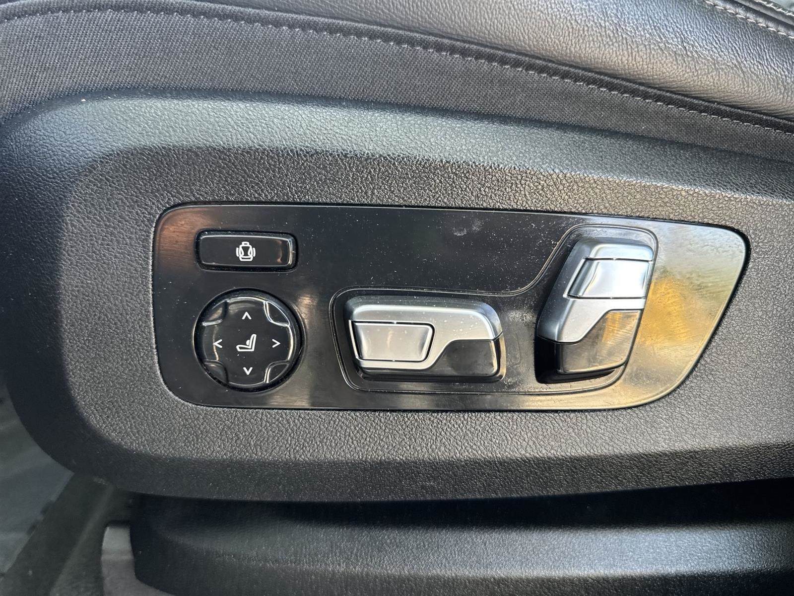 Vehicle image 25 of 39