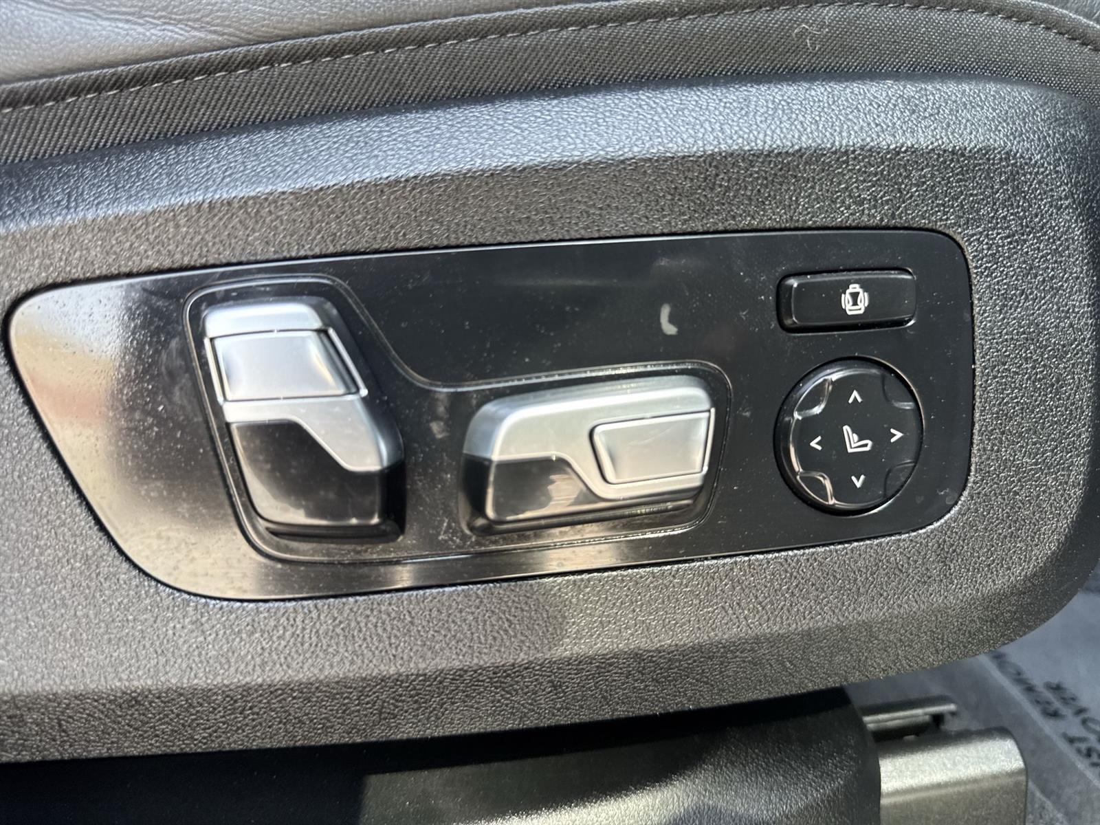 Vehicle image 37 of 39