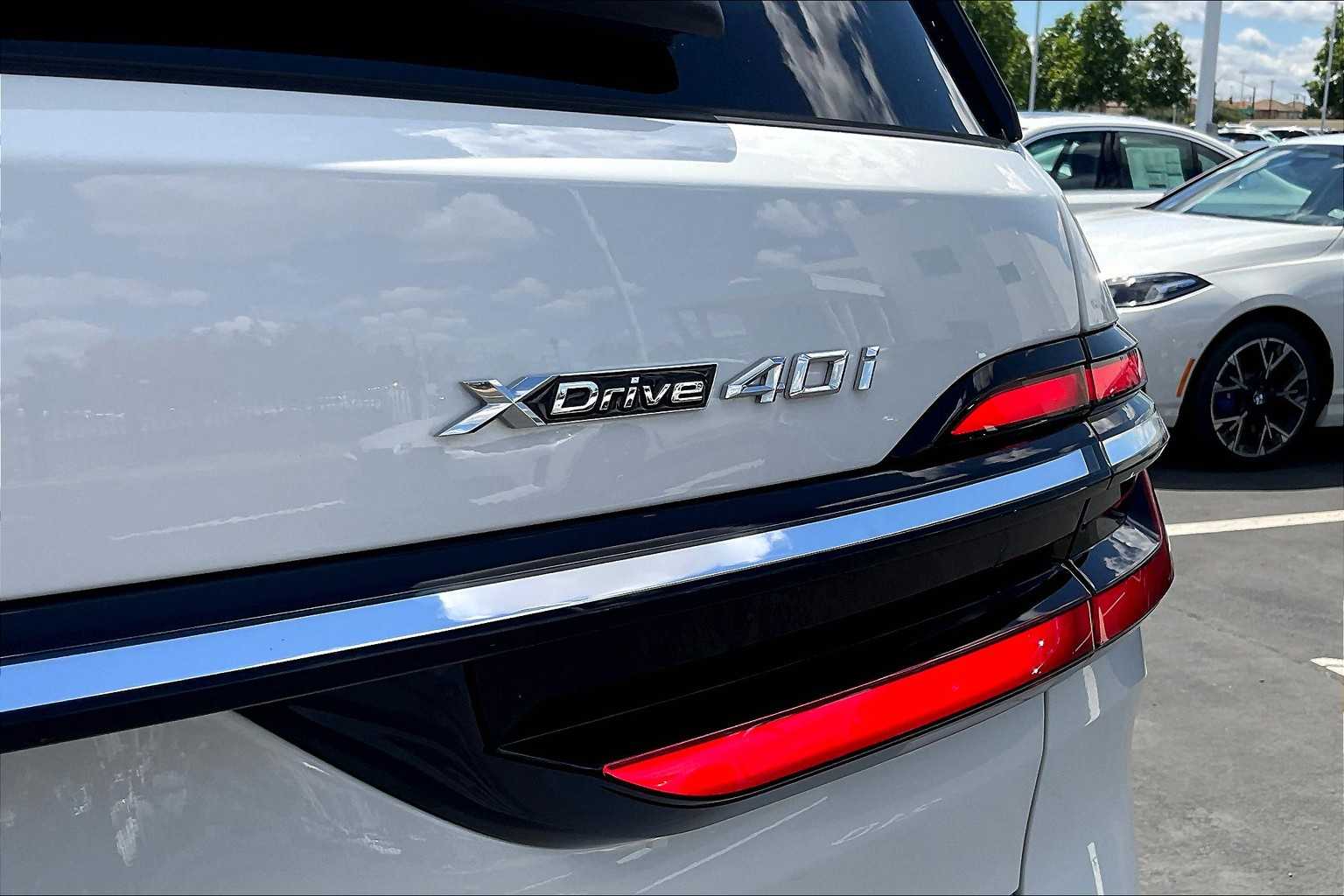 Vehicle image 10 of 33