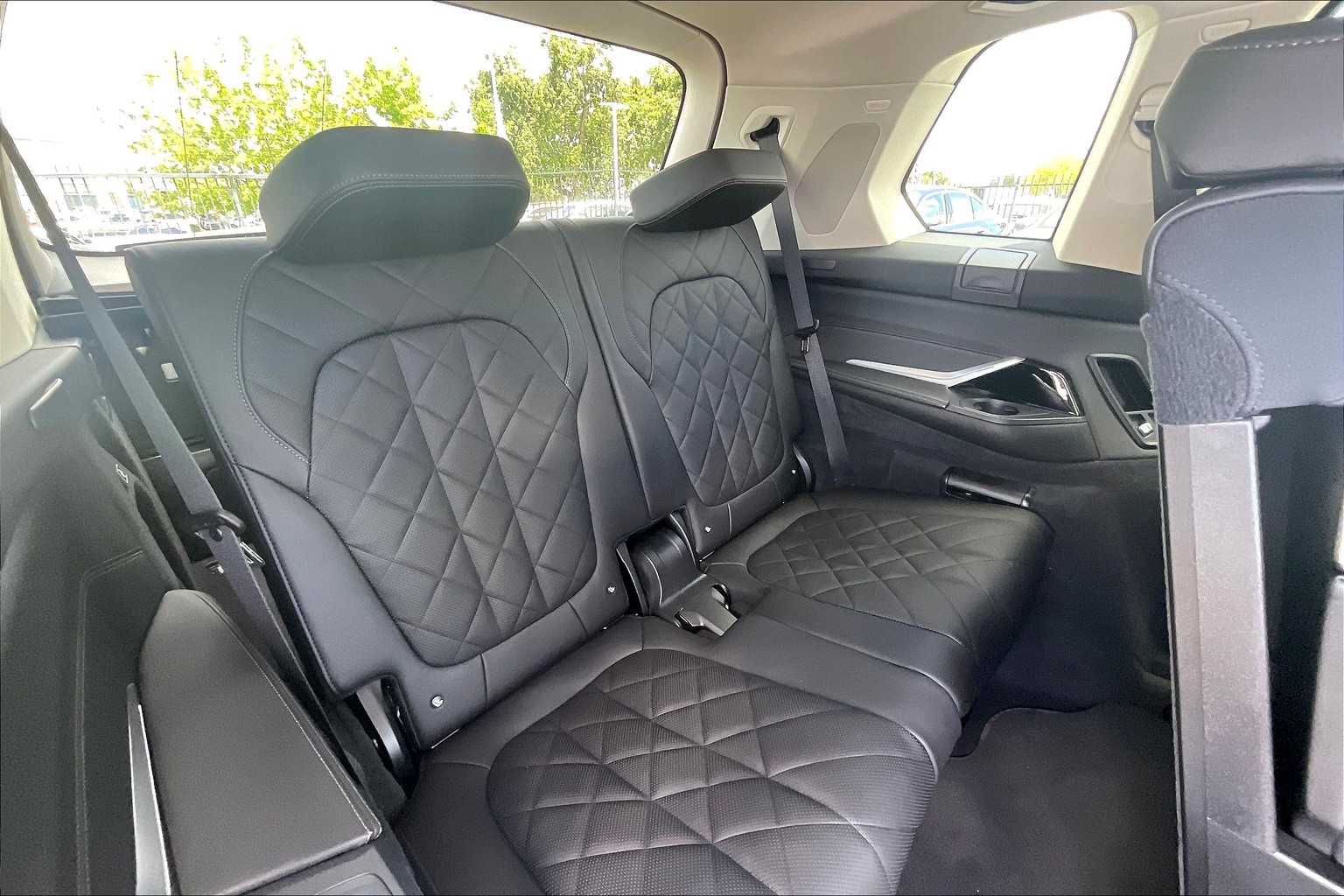 Vehicle image 27 of 33