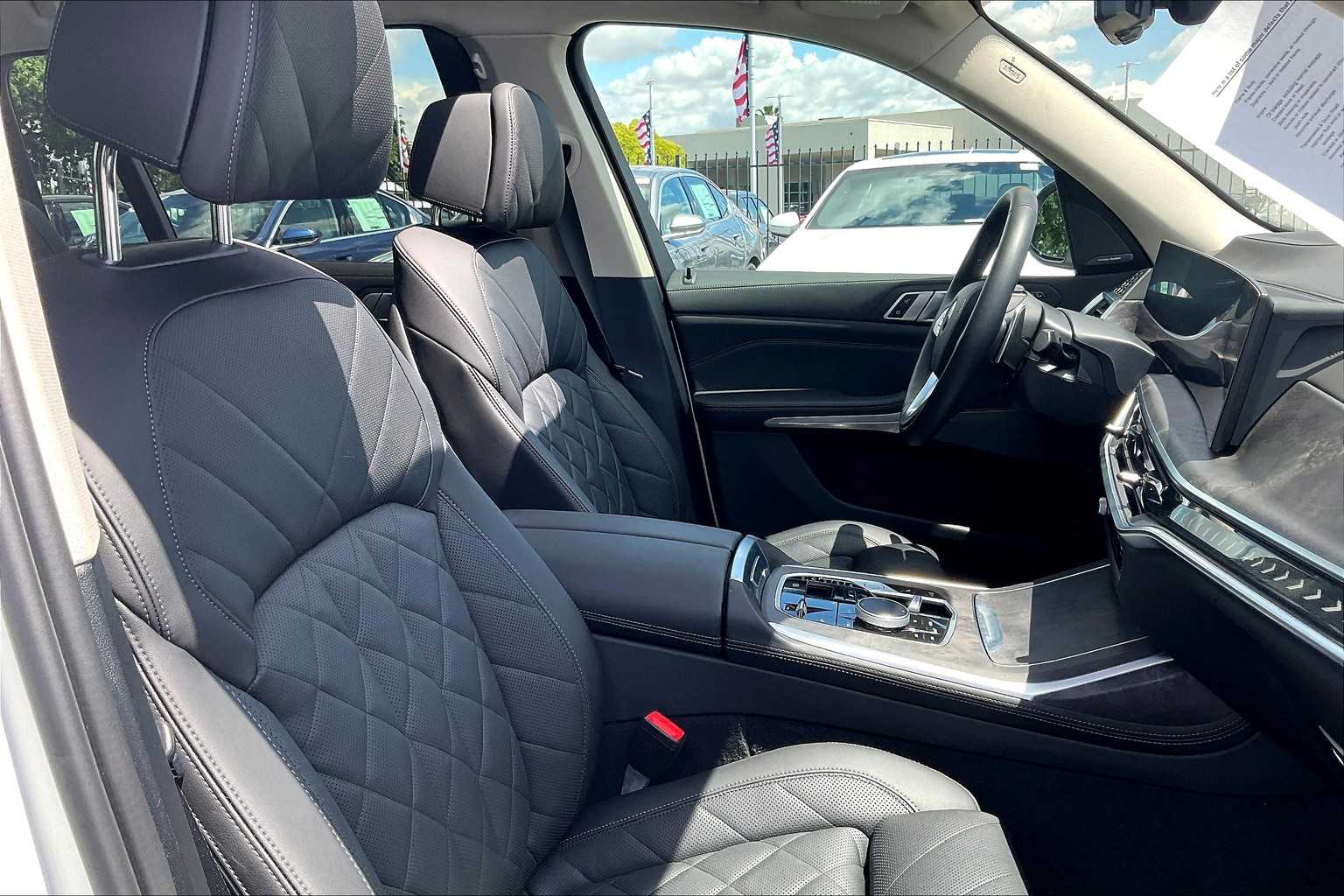 Vehicle image 9 of 33