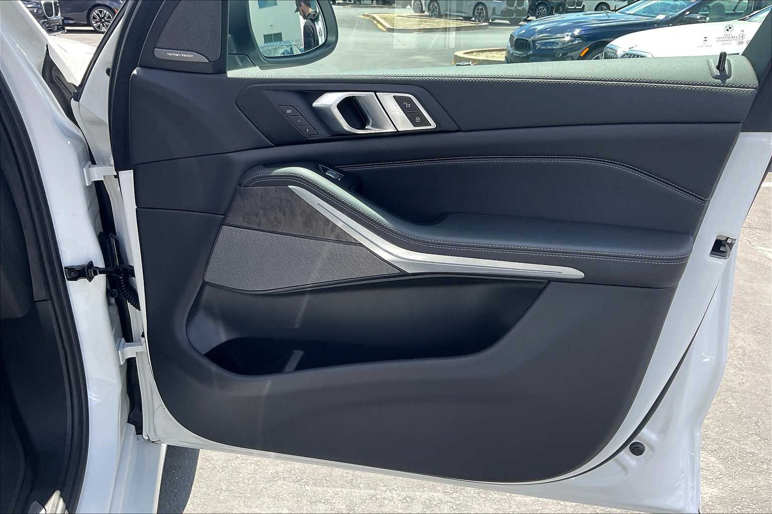 Vehicle image 23 of 33