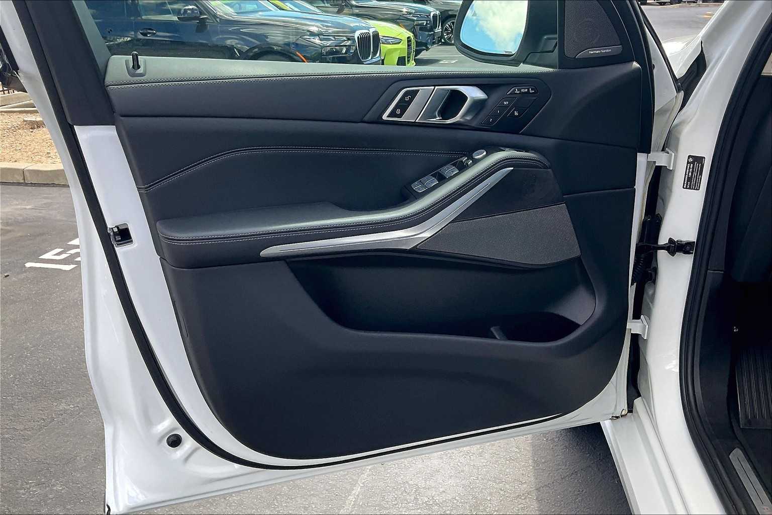 Vehicle image 22 of 33
