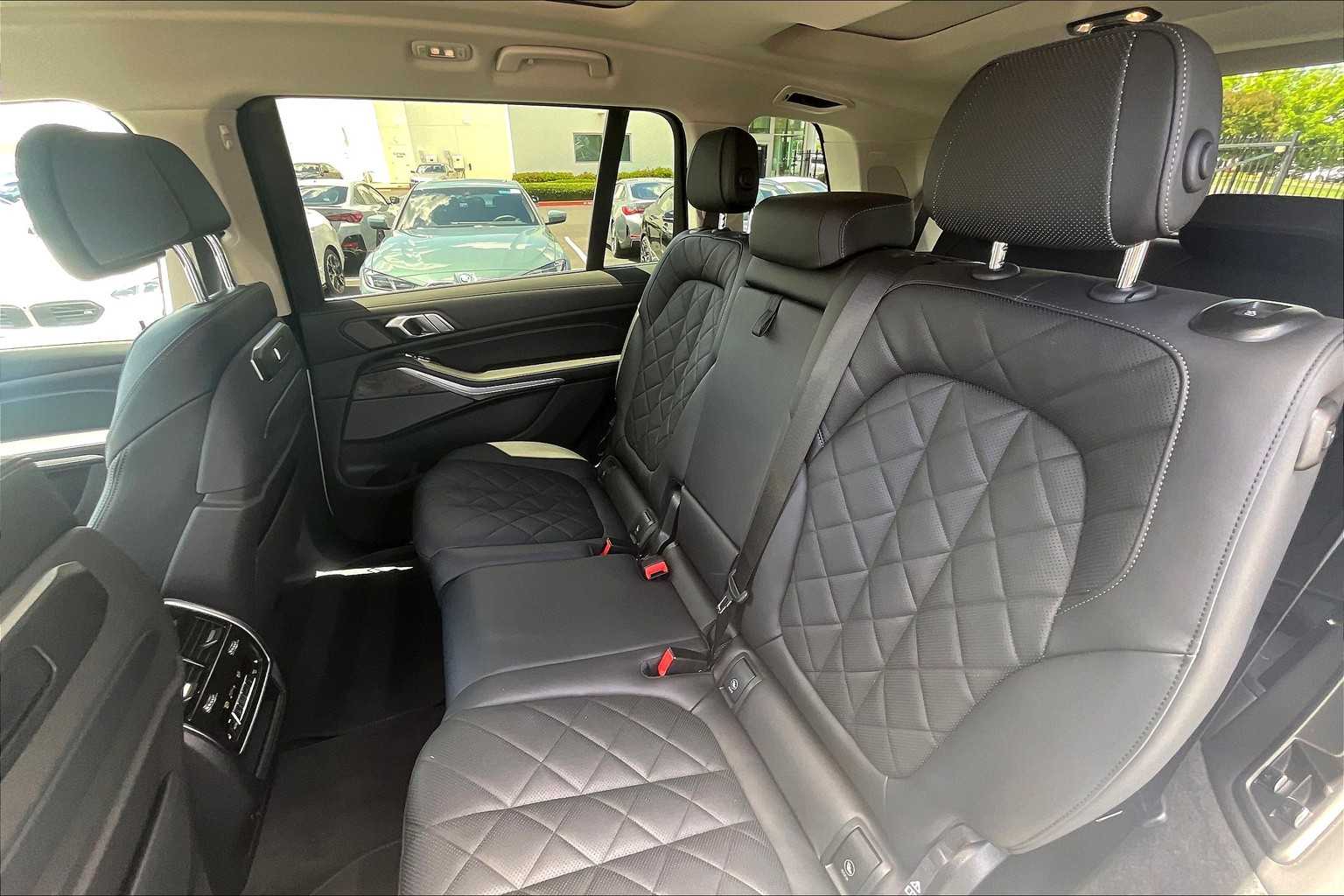 Vehicle image 25 of 33