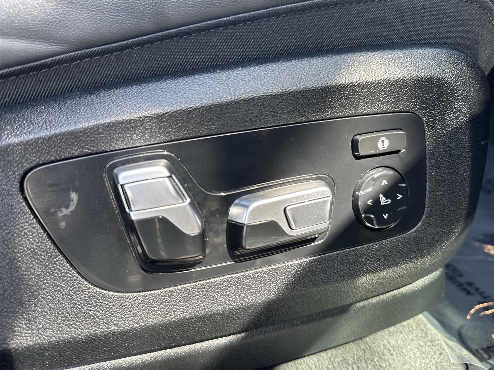 Vehicle image 34 of 36
