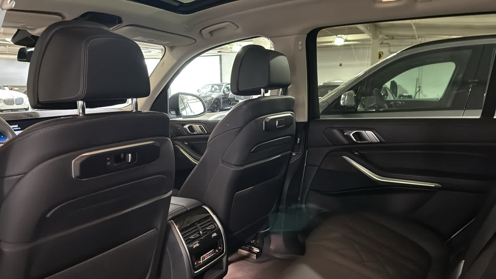 Vehicle image 27 of 34