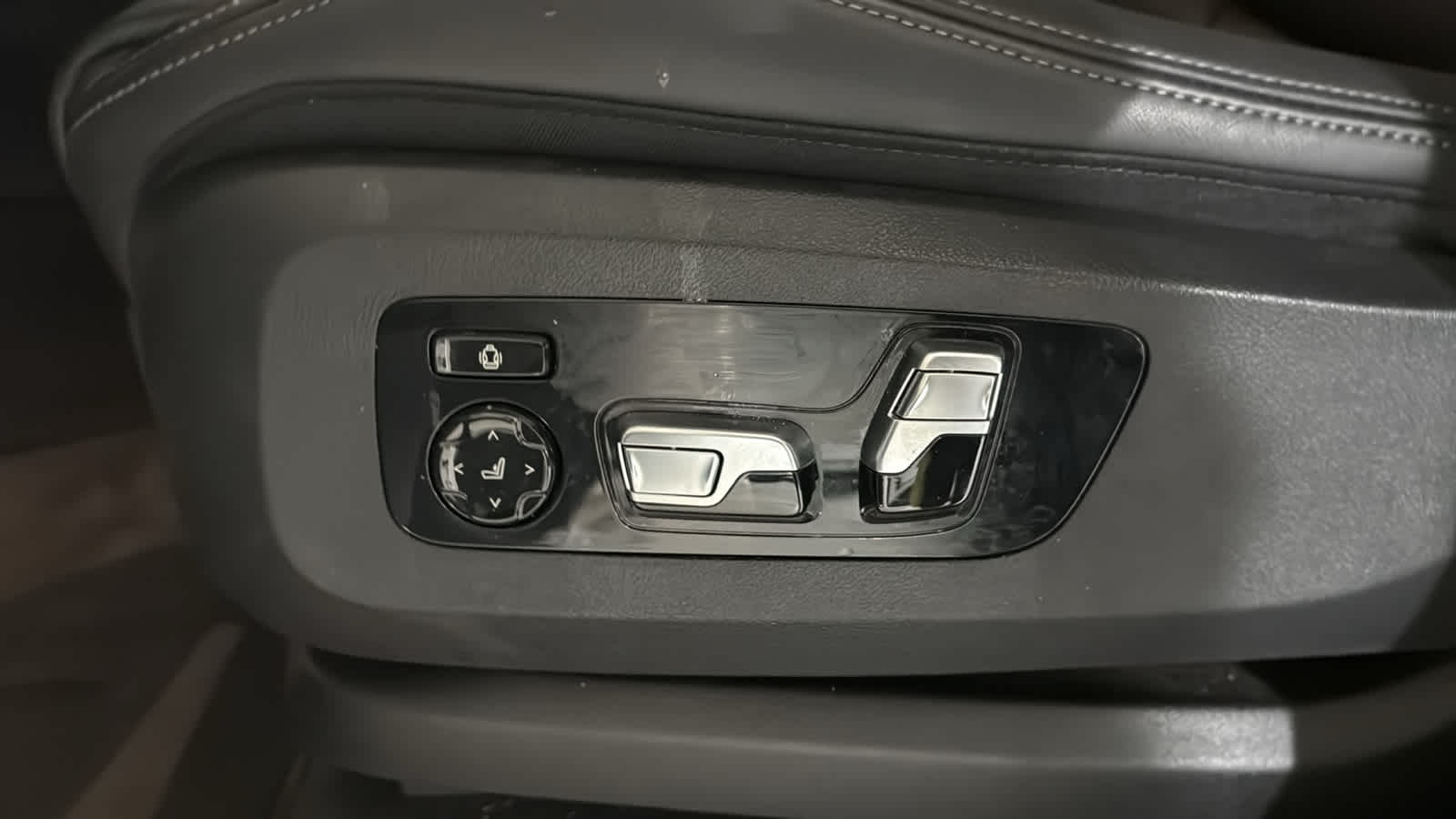 Vehicle image 14 of 34
