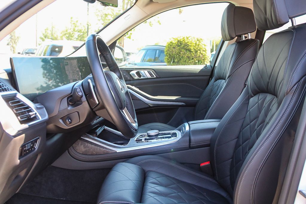 Vehicle image 17 of 29