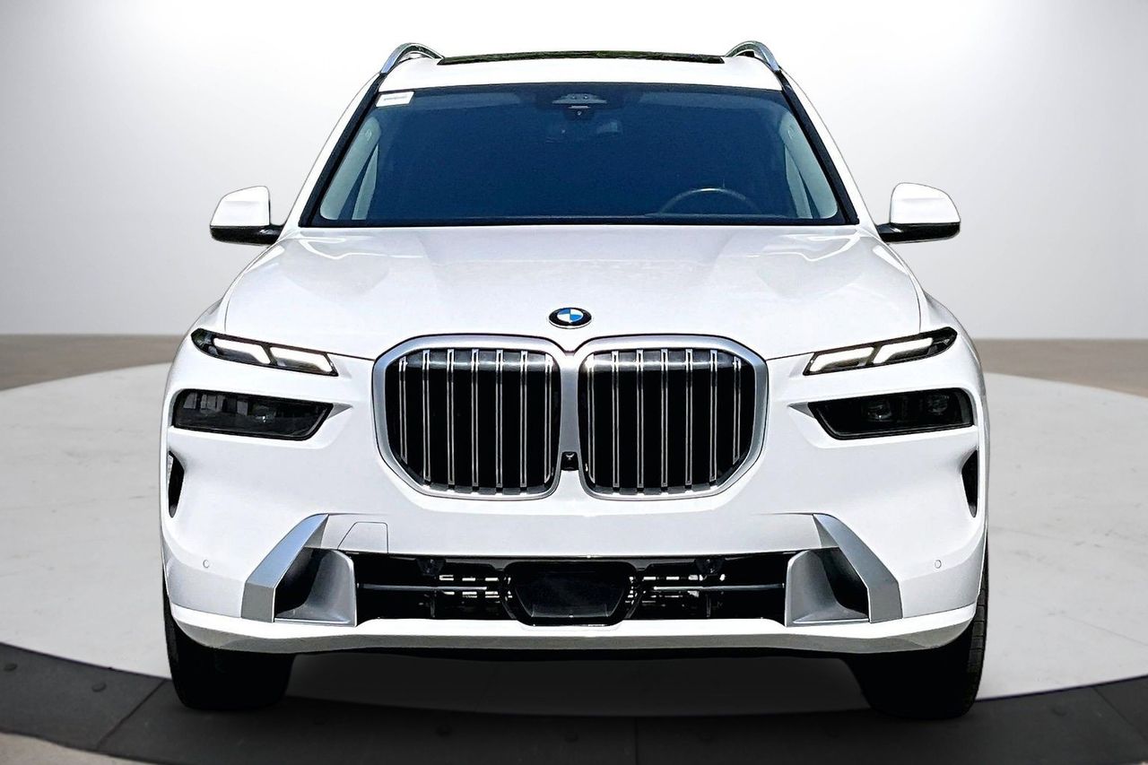 2023 BMW X7 xDrive40i Image 3 of 38