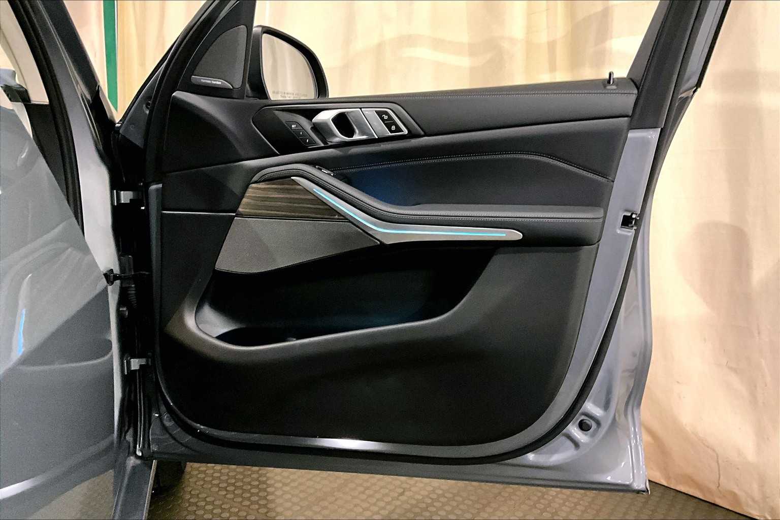 Vehicle image 22 of 35