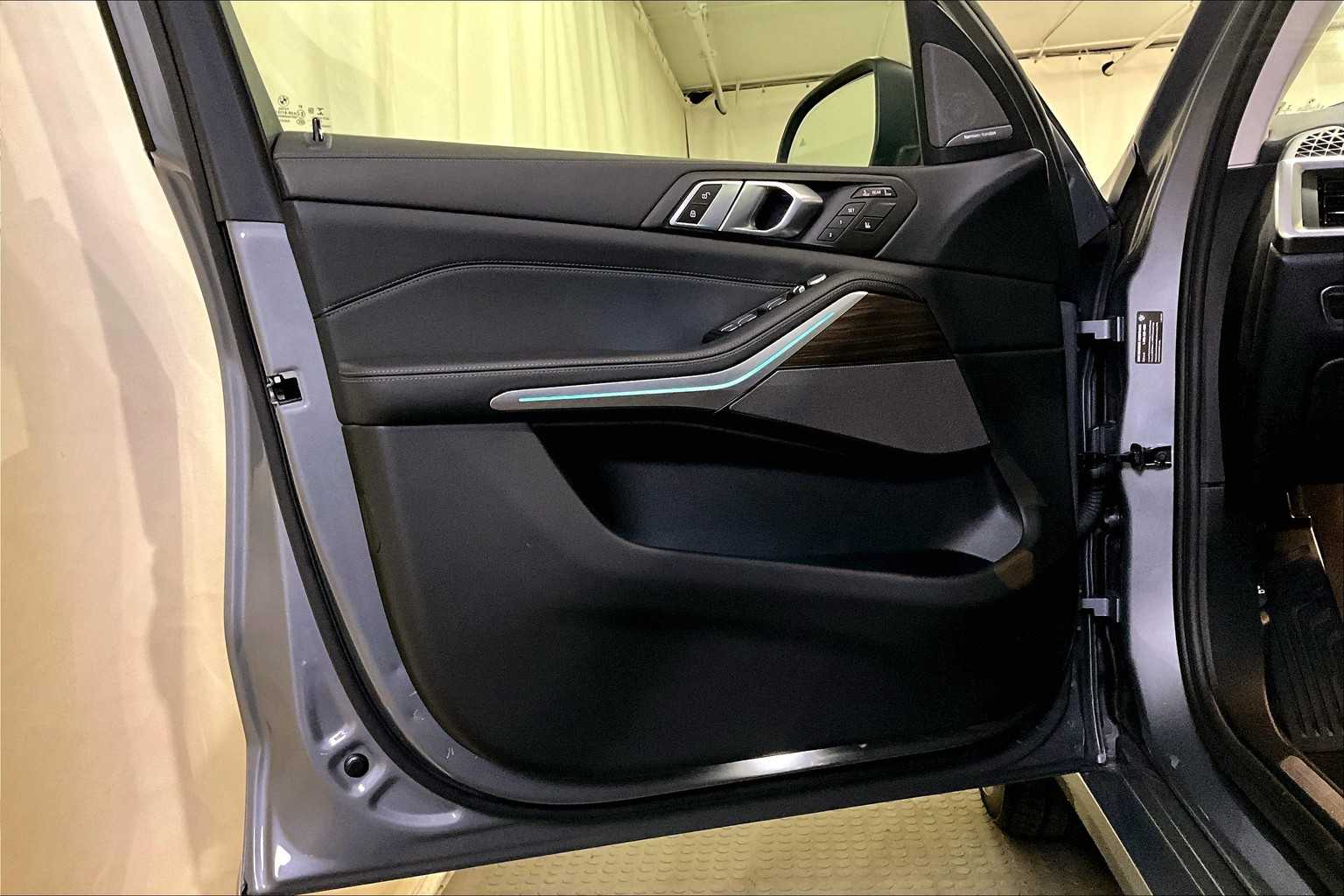 Vehicle image 21 of 35