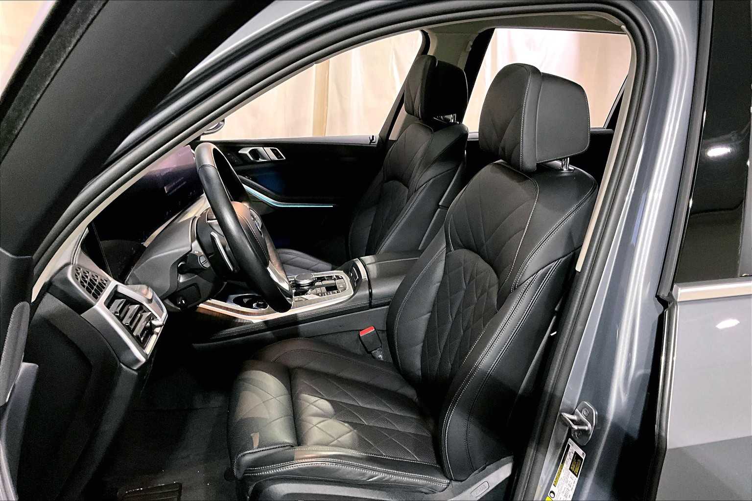 Vehicle image 10 of 35