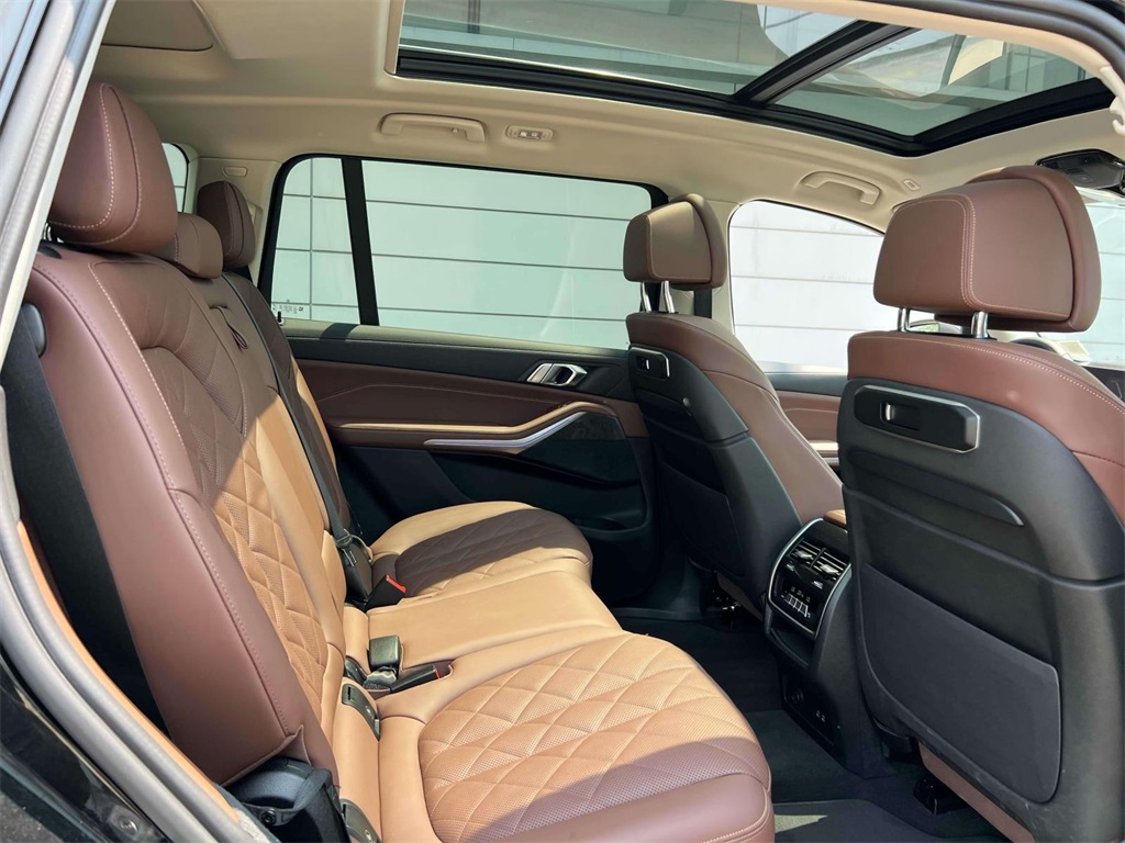 Vehicle image 11 of 19