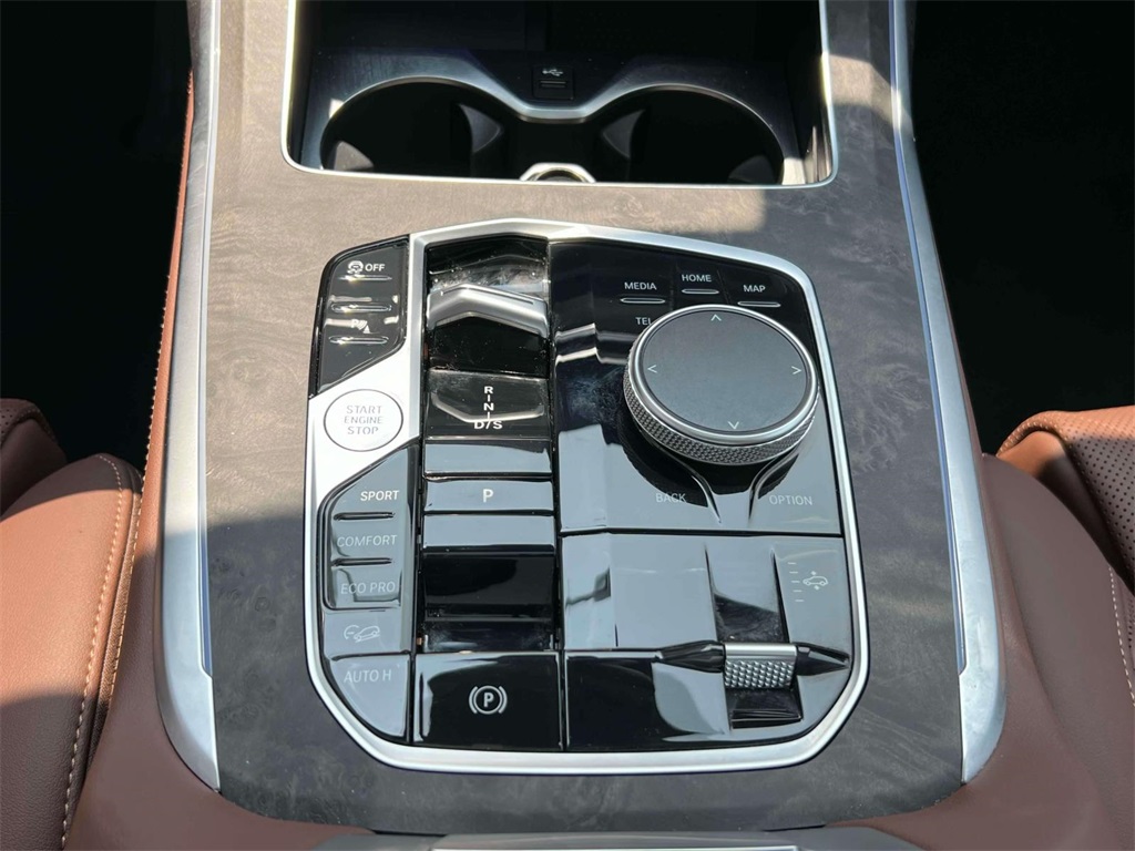 Vehicle image 16 of 19