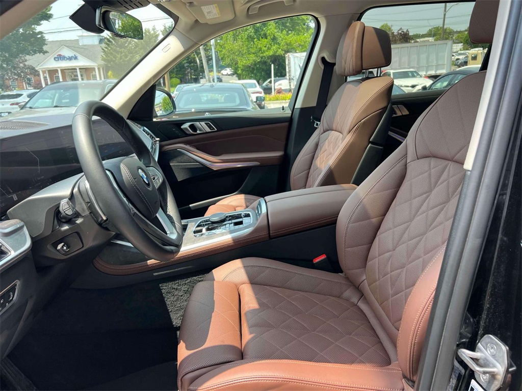 Vehicle image 13 of 19