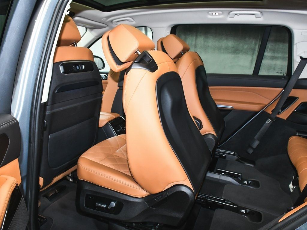 Vehicle image 60 of 100