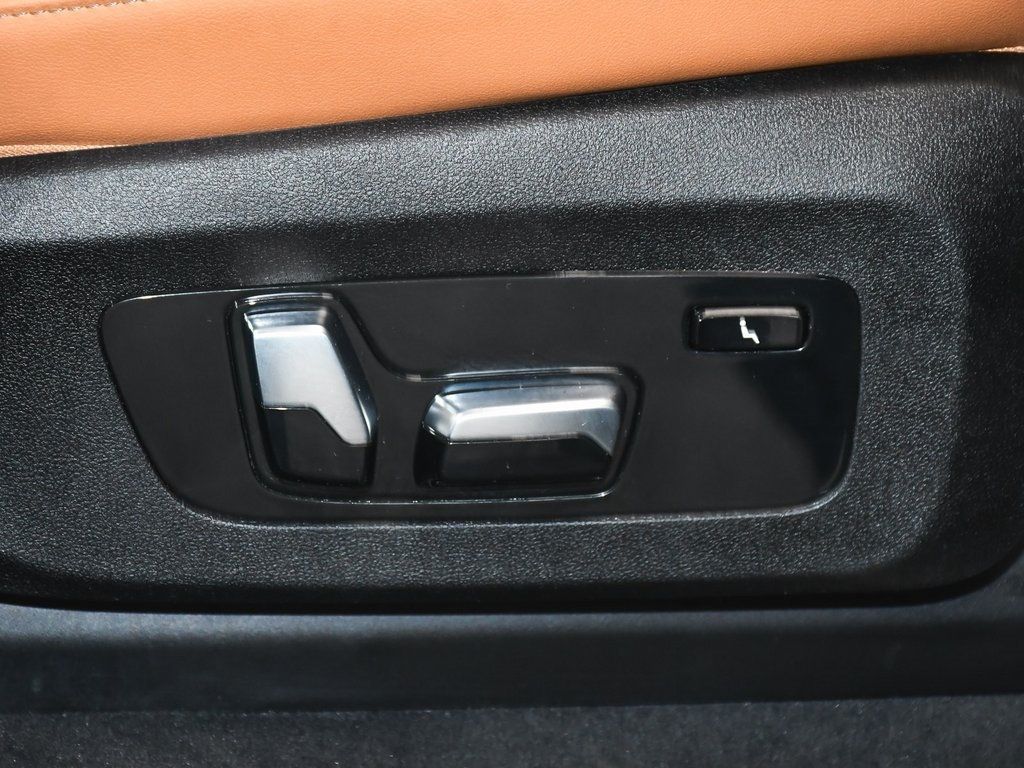 Vehicle image 58 of 100